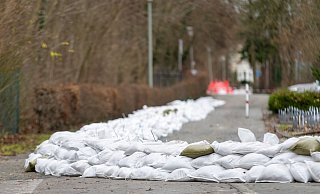 Ein Sandsackdeich schützt den Bereich der Sertürnerschule in Schloß Neuhaus. - Niklas Tüns Ein Sandsackdeich schützt den Bereich der Sertürnerschule in Schloß Neuhaus. - Niklas Tüns