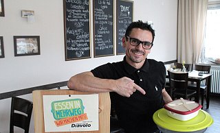 Pizzeriabetreiber Georgio Serrone setzt zur Zeit noch auf eigene Behälter, die er gegen Pfand an seine Gäste herausgibt. - Anastasia von Fugler Pizzeriabetreiber Georgio Serrone setzt zur Zeit noch auf eigene Behälter, die er gegen Pfand an seine Gäste herausgibt. - Anastasia von Fugler