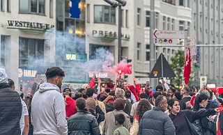 Die Türkei besiegt Georgien am Dienstagabend 3:1. In Bielefeld wird das von Fans derart gefeiert, dass der Jahnplatz gesperrt werden muss. - Paul Brinkmann Die Türkei besiegt Georgien am Dienstagabend 3:1. In Bielefeld wird das von Fans derart gefeiert, dass der Jahnplatz gesperrt werden muss. - Paul Brinkmann