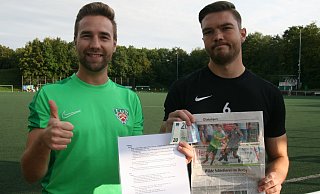 Dornbergs Kassenwart Lukas Meiß (l.) und das „Montagsopfer“ Charley Achtereekte präsentieren den Strafenkatalog des TuS. Die fälligen 20 Euro für das aktuelle Bild sind schon bezahlt. - Nicole Bentrup Dornbergs Kassenwart Lukas Meiß (l.) und das „Montagsopfer“ Charley Achtereekte präsentieren den Strafenkatalog des TuS. Die fälligen 20 Euro für das aktuelle Bild sind schon bezahlt. - Nicole Bentrup