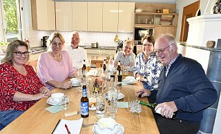 Verstehen sich schon vor dem Wacholder gut: Miriam O., Silke Springesguth, Markus Bastian, Ute Esken, Ariane Bastian und Dietmar. - Marcus Tschackert Verstehen sich schon vor dem Wacholder gut: Miriam O., Silke Springesguth, Markus Bastian, Ute Esken, Ariane Bastian und Dietmar. - Marcus Tschackert