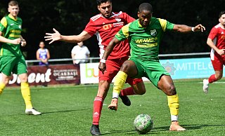 Tholumusa Mthembu (rechts), Neuzugang des FSC Rehda, haute beim 3:0-Sieg über Türkgücü Gütersloh einen Ball direkt in den Winkel. - Uwe Caspar Tholumusa Mthembu (rechts), Neuzugang des FSC Rehda, haute beim 3:0-Sieg über Türkgücü Gütersloh einen Ball direkt in den Winkel. - Uwe Caspar