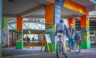 Fast-Zusammenstöße zwischen zwei Radfahrern. An der Elsa-Brändström-Straße sind Rad- und Fahrradweg zu klein für so viel Verkehr. - Sarah Jonek Fast-Zusammenstöße zwischen zwei Radfahrern. An der Elsa-Brändström-Straße sind Rad- und Fahrradweg zu klein für so viel Verkehr. - Sarah Jonek