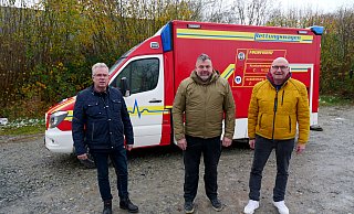 Auch dieser Rettungswagen aus dem Kreis Herford geht auf die Reise Richtung Ukraine. Darüber freuen sich (v. l.) Heinrich Heinrichs, Martin Steffens und Johannes Grothoff. Der Wagen ist inzwischen volkgepackt mit Hilfsgüterm aller Art. - Ralph Meyer Auch dieser Rettungswagen aus dem Kreis Herford geht auf die Reise Richtung Ukraine. Darüber freuen sich (v. l.) Heinrich Heinrichs, Martin Steffens und Johannes Grothoff. Der Wagen ist inzwischen volkgepackt mit Hilfsgüterm aller Art. - Ralph Meyer