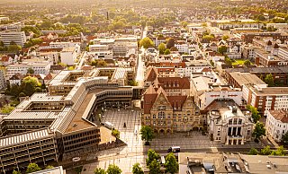 Von Schweizer Finanzinvestoren über regional verwurzelte Autohäuser bis zur Stadt Bielefeld: Geld floss in Bielefeld 2022 von etlichen Beteiligten. - Symbolbild Rathaus/Stadtpanorama: Mike-Dennis Müller Von Schweizer Finanzinvestoren über regional verwurzelte Autohäuser bis zur Stadt Bielefeld: Geld floss in Bielefeld 2022 von etlichen Beteiligten. - Symbolbild Rathaus/Stadtpanorama: Mike-Dennis Müller