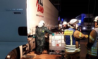 Einsatzkräfte der Warburger Feuerwehr fangen auslaufenden Diesel auf und streuen die Fahrbahn ab. - Feuerwehr Warburg Einsatzkräfte der Warburger Feuerwehr fangen auslaufenden Diesel auf und streuen die Fahrbahn ab. - Feuerwehr Warburg