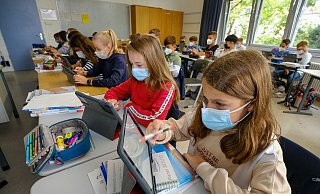 Laut Schulministerium sollen Schüler ab 2. November zumindest am Platz im Klassenraum die Masken wieder absetzen dürfen. - Foto: Andreas Zobe/NW Laut Schulministerium sollen Schüler ab 2. November zumindest am Platz im Klassenraum die Masken wieder absetzen dürfen. - Foto: Andreas Zobe/NW
