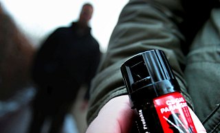 Als sich das Opfer wehrte, griff der Komplize zum Pfefferspray und schlug damit zurück. - www.gerald-dunkel.com Als sich das Opfer wehrte, griff der Komplize zum Pfefferspray und schlug damit zurück. - www.gerald-dunkel.com