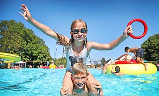 Lis und Jorifa sind große Fans vom Freibad Dornberg. - Sarah Jonek Lis und Jorifa sind große Fans vom Freibad Dornberg. - Sarah Jonek