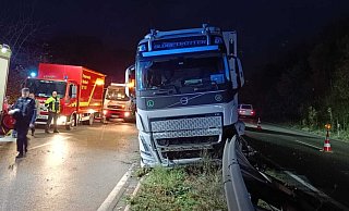 Die Leitplanke hat zwar gehalten, sie wurde trotzdem stark beschädigt, so dass auch die Gegenfahrbahn teilweise gesperrt werden musste. - Claus Frickemeier Die Leitplanke hat zwar gehalten, sie wurde trotzdem stark beschädigt, so dass auch die Gegenfahrbahn teilweise gesperrt werden musste. - Claus Frickemeier