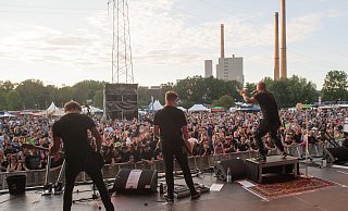 2022 lockte „Festivalkult“ wieder Tausende vor die Bühnen am Kraftwerk Veltheim. Hier rocken „Drei Meter Feldweg“. Foto: Ralf Bittner - Ralf Bittner 2022 lockte „Festivalkult“ wieder Tausende vor die Bühnen am Kraftwerk Veltheim. Hier rocken „Drei Meter Feldweg“. Foto: Ralf Bittner - Ralf Bittner