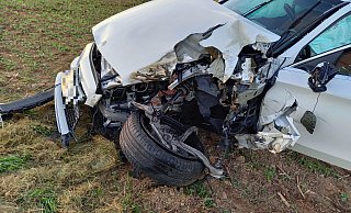Der Mercedes schleudert nach dem Zusammenstoß auf der Kreisstraße 48 bei Beverungen aufs Feld und wurde schwer beschädigt. - Torsten Wegener Der Mercedes schleudert nach dem Zusammenstoß auf der Kreisstraße 48 bei Beverungen aufs Feld und wurde schwer beschädigt. - Torsten Wegener