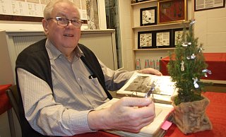 Jürgen Tönsmann blättert in seinem Erinnerungs-Fotoalbum und erinnert sich an das Weihnachtsfest, das er vor genau 60 Jahren an der marokkanisch-algerischen Grenze gefeiert hatte. Ob der Weihnachtsbaum wohl so ähnlich ausgeshen hat, wie der, der auf dem Tisch steht? - Karsten Schulz Jürgen Tönsmann blättert in seinem Erinnerungs-Fotoalbum und erinnert sich an das Weihnachtsfest, das er vor genau 60 Jahren an der marokkanisch-algerischen Grenze gefeiert hatte. Ob der Weihnachtsbaum wohl so ähnlich ausgeshen hat, wie der, der auf dem Tisch steht? - Karsten Schulz