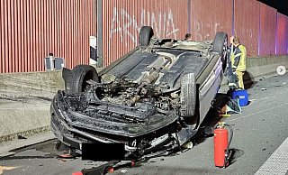 Der Fahrer des Gold wurde auf der A33 im Kreis Gütersloh leicht verletzt. Sein Auto musste abgeschleppt werden. - Feuerwehr Borgholzhausen Der Fahrer des Gold wurde auf der A33 im Kreis Gütersloh leicht verletzt. Sein Auto musste abgeschleppt werden. - Feuerwehr Borgholzhausen