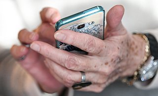 Viele Seniorinnen und Senioren aus Löhne nutzen das Internet schon jetzt, am liebsten per Smartphone. Manche fühlen sich aber auch unsicher. - (c) dpa-Zentralbild Viele Seniorinnen und Senioren aus Löhne nutzen das Internet schon jetzt, am liebsten per Smartphone. Manche fühlen sich aber auch unsicher. - (c) dpa-Zentralbild