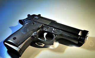 Weil ein Schüler eine scheinbar echte Pistole mit in eine Paderborner Schule gebracht hatte, gab es am Montag einen umfangreichen Polizeieinsatz. (Symbolfoto) - Andreas Frücht Weil ein Schüler eine scheinbar echte Pistole mit in eine Paderborner Schule gebracht hatte, gab es am Montag einen umfangreichen Polizeieinsatz. (Symbolfoto) - Andreas Frücht