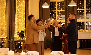 Jedes Jahr zur Weihnachtszeit veranstalten viele Firmen, aber auch Familien und Freunde besondere Weihnachtsfeiern. - Symbolbild: Pexels Jedes Jahr zur Weihnachtszeit veranstalten viele Firmen, aber auch Familien und Freunde besondere Weihnachtsfeiern. - Symbolbild: Pexels