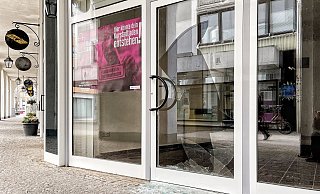 Früher wurde in diesem Geschäft Wein verkauft. Es hat einen direkten Zugang zum Hotel Königshof. Der blieb den Einbrechern versperrt, sie konnten nur die vordere Verglasung zerstören. - Heidi Froreich Früher wurde in diesem Geschäft Wein verkauft. Es hat einen direkten Zugang zum Hotel Königshof. Der blieb den Einbrechern versperrt, sie konnten nur die vordere Verglasung zerstören. - Heidi Froreich