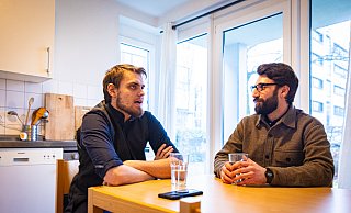 Die Studenten Sven Maaßen (l.) und Pascal Cascillo sitzen in ihrer WG-Küche. Beide teilen sich eine Zweier-WG in einer Wohnanlage des Bielefelder Studierendenwerks. - Mike-Dennis Mller / www.mdm.photo Die Studenten Sven Maaßen (l.) und Pascal Cascillo sitzen in ihrer WG-Küche. Beide teilen sich eine Zweier-WG in einer Wohnanlage des Bielefelder Studierendenwerks. - Mike-Dennis Mller / www.mdm.photo