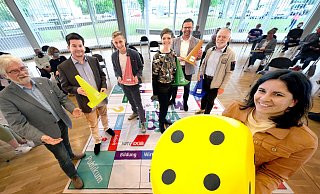Auf einer 3x3-Meter-Spielmatte mussten sich die Kandidierenden Daniel Loermann, Stefan Schneidt, Wibke Brems, Raphael Tigges und Franz Dowhan behaupten. Anke Unger (r.) moderierte, Hans-Werner Heißmann-Gladow (l.) stoppte die Zeit. - Andreas Frücht Auf einer 3x3-Meter-Spielmatte mussten sich die Kandidierenden Daniel Loermann, Stefan Schneidt, Wibke Brems, Raphael Tigges und Franz Dowhan behaupten. Anke Unger (r.) moderierte, Hans-Werner Heißmann-Gladow (l.) stoppte die Zeit. - Andreas Frücht