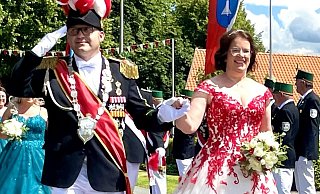 Mit einem Traum in rot-weiß verzaubert Königin Ruth Lütkewitte an der Seite ihres Mannes Thorsten Beine die Zuschauer beim Festumzug. - Carola Drabon Mit einem Traum in rot-weiß verzaubert Königin Ruth Lütkewitte an der Seite ihres Mannes Thorsten Beine die Zuschauer beim Festumzug. - Carola Drabon