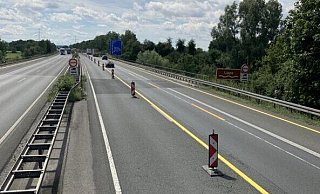 Derzeit lässt die Autobahn GmbH auf der A33 die Übergänge an der Lippebrücke bei Paderborn erneuern. Deshalb sind in Fahrtrichtung Brilon die beiden Spuren nach außen verschwenkt. - Autobahn GmbH Derzeit lässt die Autobahn GmbH auf der A33 die Übergänge an der Lippebrücke bei Paderborn erneuern. Deshalb sind in Fahrtrichtung Brilon die beiden Spuren nach außen verschwenkt. - Autobahn GmbH