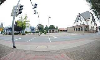 Großprojekt an der B 65 in Pr. Oldendorf: Auf dem Areal der Volksbank (l.) und des ehemaligen Hotels Deeke (r.) will die Edeka Minden-Hannover einen neuen Vollsortimenter bauen. - Joern Spreen-Ledebur Großprojekt an der B 65 in Pr. Oldendorf: Auf dem Areal der Volksbank (l.) und des ehemaligen Hotels Deeke (r.) will die Edeka Minden-Hannover einen neuen Vollsortimenter bauen. - Joern Spreen-Ledebur