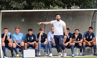 Da geht es lang: Selami Jashari, Trainer der SVEW-Zweiten, übernimmt jetzt das Training und Spiele coachen. - Egon Bieber Da geht es lang: Selami Jashari, Trainer der SVEW-Zweiten, übernimmt jetzt das Training und Spiele coachen. - Egon Bieber