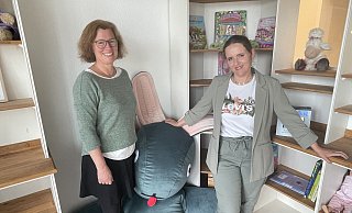 Derzeit werden die Räumlichkeiten am Oetinghauser Weg 85 noch umfangreich umgebaut. Einzelne Räume sind schon fertig. Die beiden Fachärztinnen Silja Burghaus (l.) und Julia Kelly-Smith freuen sich auf den Start am 1. Juli. - Natalie Gottwald Derzeit werden die Räumlichkeiten am Oetinghauser Weg 85 noch umfangreich umgebaut. Einzelne Räume sind schon fertig. Die beiden Fachärztinnen Silja Burghaus (l.) und Julia Kelly-Smith freuen sich auf den Start am 1. Juli. - Natalie Gottwald