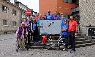 Zum 30. Geburtstag traf sich die Gruppe um den Initiator Hanno Spitzer (r.) in Paderborn. Auch Liselotte Schrader-Woyke, die Leiterin des Kinderdorfs in Peru, war gekommen (4.v.l.), ebenso wie Christel Zumdieck, Vorstandsvorsitzende des Internationalen Verbandes Westfälischer Kinderdörfer. Das Fahrrad im Vordergrund ist ein Original von den Rädern, auf denen damals während der Tour gestrampelt wurde. - Internationaler Verband Westfälischer Kinderdörfer Zum 30. Geburtstag traf sich die Gruppe um den Initiator Hanno Spitzer (r.) in Paderborn. Auch Liselotte Schrader-Woyke, die Leiterin des Kinderdorfs in Peru, war gekommen (4.v.l.), ebenso wie Christel Zumdieck, Vorstandsvorsitzende des Internationalen Verbandes Westfälischer Kinderdörfer. Das Fahrrad im Vordergrund ist ein Original von den Rädern, auf denen damals während der Tour gestrampelt wurde. - Internationaler Verband Westfälischer Kinderdörfer