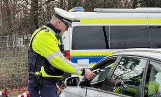 Die Polizei testet die Autofahrer in Schloß Neuhaus nicht nur auf Drogen, sondern auch auf Alkohol. - Jennifer Retslav Die Polizei testet die Autofahrer in Schloß Neuhaus nicht nur auf Drogen, sondern auch auf Alkohol. - Jennifer Retslav