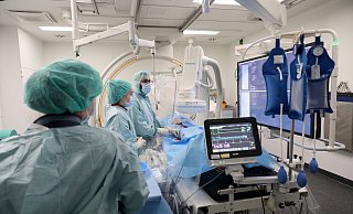 Angiographie ist die Darstellung der Blutgefäße im Bild. Ein Team der Radiologie untersucht so einen Patienten und setzt gegebenfalls in einem Zug eine Gefäßstütze ein. - Frank-Michael Kiel-Steinkamp Angiographie ist die Darstellung der Blutgefäße im Bild. Ein Team der Radiologie untersucht so einen Patienten und setzt gegebenfalls in einem Zug eine Gefäßstütze ein. - Frank-Michael Kiel-Steinkamp