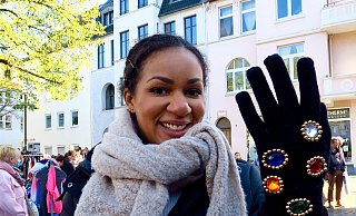 Michelle hat Spaß mit den edelsteinbesetzten Polyacryl-Handschuhen. Sie verkauft sie für ihre Freudin Annika, die sie wohl beim Karneval getragen hat. Kosten: 3 Euro. - Kurt Ehmke Michelle hat Spaß mit den edelsteinbesetzten Polyacryl-Handschuhen. Sie verkauft sie für ihre Freudin Annika, die sie wohl beim Karneval getragen hat. Kosten: 3 Euro. - Kurt Ehmke