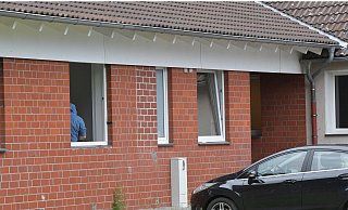 Ein Streit an der Flüchtlingsunterkunft am Fuchsweg in Gütersloh eskaliert am Mittwochabend. Die Polizei rückt an. - Jens Dünhölter Ein Streit an der Flüchtlingsunterkunft am Fuchsweg in Gütersloh eskaliert am Mittwochabend. Die Polizei rückt an. - Jens Dünhölter