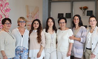 Gabriele Schiermeier, Angelika Trömel, Basma Fahro, Melissa Hermann, Helene Hermann, Louisa Hage und Tanja Weimer bilden ab September gemeinsam das Team des Kosmetikstudios H&H. - Kosmetikstudio H&H Gabriele Schiermeier, Angelika Trömel, Basma Fahro, Melissa Hermann, Helene Hermann, Louisa Hage und Tanja Weimer bilden ab September gemeinsam das Team des Kosmetikstudios H&H. - Kosmetikstudio H&H
