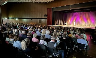 Die Lübbecker Stadthalle ist vielseitig einsetzbar und erfreut sich großer Beliebtheit. Aber sie ist auch in die Jahre gekommen. Soll sie saniert oder abgerissen werden? - Fabian Giesbrecht Die Lübbecker Stadthalle ist vielseitig einsetzbar und erfreut sich großer Beliebtheit. Aber sie ist auch in die Jahre gekommen. Soll sie saniert oder abgerissen werden? - Fabian Giesbrecht