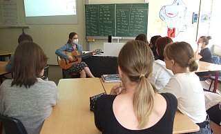 Pädagogin Hedda Schoof gibt Deutschunterricht für ukrainische Flüchtlingskinder am Söerblom-Gymnasium. Sie greift gern zur Gitarre, um so die Sprache intensiver vermitteln zu können. Die Schüler sind mit dem Rücken zur Kamera gekehrt, damit sie aus Sicherheitsgründen nicht zu erkennen sind. - Karsten Schulz Pädagogin Hedda Schoof gibt Deutschunterricht für ukrainische Flüchtlingskinder am Söerblom-Gymnasium. Sie greift gern zur Gitarre, um so die Sprache intensiver vermitteln zu können. Die Schüler sind mit dem Rücken zur Kamera gekehrt, damit sie aus Sicherheitsgründen nicht zu erkennen sind. - Karsten Schulz