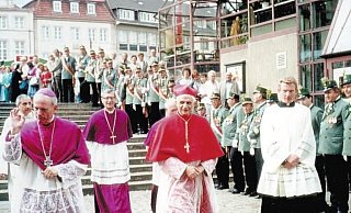Kardinal Ratzinger (Mitte) mit dem damaligen Erzbischof Johannes Joachim Degenhardt (l.) und dem Bischof der Partnerdiözese LeMans, Georges Gilson (hinten). Rechts Ratzingers langjähriger Sekretär Josef Clemens. - Voss/NW-Archiv Kardinal Ratzinger (Mitte) mit dem damaligen Erzbischof Johannes Joachim Degenhardt (l.) und dem Bischof der Partnerdiözese LeMans, Georges Gilson (hinten). Rechts Ratzingers langjähriger Sekretär Josef Clemens. - Voss/NW-Archiv