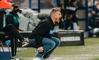 Beim letzten Heimspiel gegen den HSV musste Trainer Lukas Kwasniok mächtig in die Knie gehen. Der SCP verlor durch ein Last-Minute-Tor mit 1:2. - Besim Mazhiqi Beim letzten Heimspiel gegen den HSV musste Trainer Lukas Kwasniok mächtig in die Knie gehen. Der SCP verlor durch ein Last-Minute-Tor mit 1:2. - Besim Mazhiqi