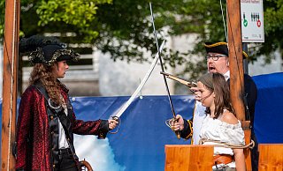 Piratentochter Seraphine ist mutig - zu sehen im Stück der Freilichtbühne Schloß Neuhaus. - Freilichtbühne Schloß Neuhaus Piratentochter Seraphine ist mutig - zu sehen im Stück der Freilichtbühne Schloß Neuhaus. - Freilichtbühne Schloß Neuhaus