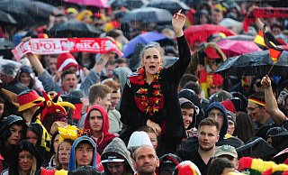 Bleibt es trocken zum EM-Auftaktspiel? Die Wetterdienste sind sich uneins. - imago/Revierfoto Bleibt es trocken zum EM-Auftaktspiel? Die Wetterdienste sind sich uneins. - imago/Revierfoto