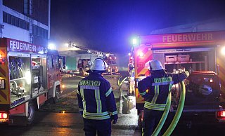 Mit einem Großaufgebot war die Feuerwehr am Freitagabend zum Brand einer Lagerhalle an der Landfurt geeilt. Nach der ersten Erkundung entspannte sich Lage für die Einsatzkräfte nach und nach. Doch erst gegen 4 Uhr war am Samstag der Einsatz beendet. Foto: Dieter Scholz - Dieter Scholz Mit einem Großaufgebot war die Feuerwehr am Freitagabend zum Brand einer Lagerhalle an der Landfurt geeilt. Nach der ersten Erkundung entspannte sich Lage für die Einsatzkräfte nach und nach. Doch erst gegen 4 Uhr war am Samstag der Einsatz beendet. Foto: Dieter Scholz - Dieter Scholz