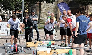 Im direkten Duell: Das Team Radathlon aus Bad Arolsen (l.) gegen Team Nur einmal im Leben aus Warburg. Die Waldecker machten Werbung für ihr Groß-Event am 31. August in Massenhausen – und luden auch Warburger dazu ein. - Simone Flörke Im direkten Duell: Das Team Radathlon aus Bad Arolsen (l.) gegen Team Nur einmal im Leben aus Warburg. Die Waldecker machten Werbung für ihr Groß-Event am 31. August in Massenhausen – und luden auch Warburger dazu ein. - Simone Flörke