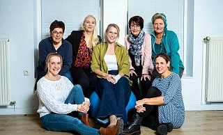Ein Teil der Hebammengemeinschaft Lebensbaum (hinten, v.l.) Petra Walter-Pelletier, Uschi Hänsel, Julia Fischer, Dorothee Eßer und Andrea Kröger sowie Jana Girke (vorne sitzend) und Ilona Feyer-Yurtas. - Hebammengemeinschaft Lebensbaum Ein Teil der Hebammengemeinschaft Lebensbaum (hinten, v.l.) Petra Walter-Pelletier, Uschi Hänsel, Julia Fischer, Dorothee Eßer und Andrea Kröger sowie Jana Girke (vorne sitzend) und Ilona Feyer-Yurtas. - Hebammengemeinschaft Lebensbaum