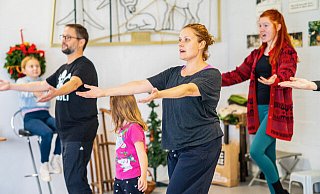 Mit Ulf (2. und 3. v. l.), Merle und Steffi Osterbrink sind ganze Familien bei der Inszenierung mit Engagement dabei. - Company Mit Ulf (2. und 3. v. l.), Merle und Steffi Osterbrink sind ganze Familien bei der Inszenierung mit Engagement dabei. - Company