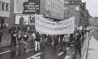 1981 demonstrieren Mitglieder der Initiative Homosexualität auf der Herforder Straße. Das wurde damals von vielen noch kritisch beäugt. - Privat 1981 demonstrieren Mitglieder der Initiative Homosexualität auf der Herforder Straße. Das wurde damals von vielen noch kritisch beäugt. - Privat