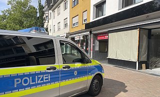 Ein Streifenwagen der Polizei parkt an der Berliner Straße. In dem Mehrfamilienhaus haben die Beamten am Mittwochmorgen eine Wohnung durchsucht. - Patrick Menzel Ein Streifenwagen der Polizei parkt an der Berliner Straße. In dem Mehrfamilienhaus haben die Beamten am Mittwochmorgen eine Wohnung durchsucht. - Patrick Menzel