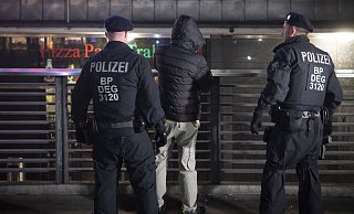 Die Polizei hofft nun auf Hinweise von Augenzeugen zu dem Vorfall. - Symbolfoto: dpa / Paul Zinken Die Polizei hofft nun auf Hinweise von Augenzeugen zu dem Vorfall. - Symbolfoto: dpa / Paul Zinken
