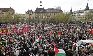 Menschen protestieren bei einer pro-palästinensischen Demonstration für den Ausschluss Israels von der Eurovision. - Martin Meissner Menschen protestieren bei einer pro-palästinensischen Demonstration für den Ausschluss Israels von der Eurovision. - Martin Meissner