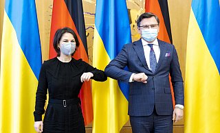 Annalena Baerbock, Bundesaußenministerin, trifft Dmytro Kuleba, Minister für Auswärtige Angelegenheiten der Ukraine, zum Gespraech in Kiew. - picture alliance / photothek | Janine Schmitz Annalena Baerbock, Bundesaußenministerin, trifft Dmytro Kuleba, Minister für Auswärtige Angelegenheiten der Ukraine, zum Gespraech in Kiew. - picture alliance / photothek | Janine Schmitz